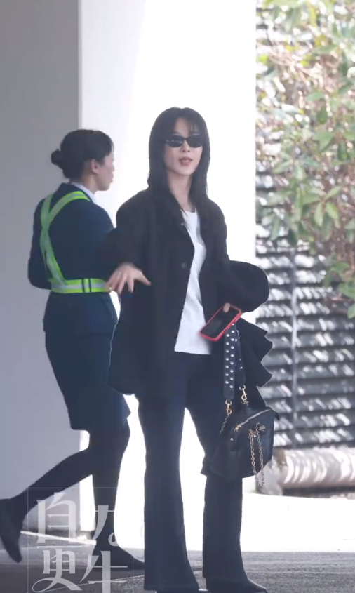 杨紫好长，杨紫帅成这样了，这身休闲look谁懂紫妹几天不见你帅成这样了，好长一条