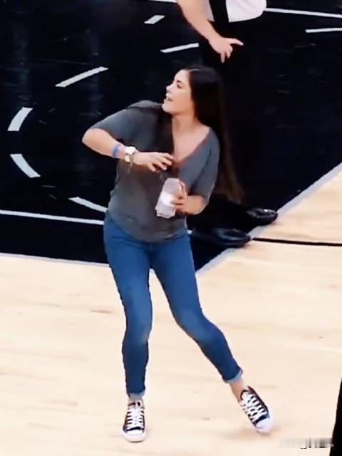 没有对比就没有伤害！拉塞尔前女友扔毛巾vs王哲林扔毛巾
没有对比就没有伤害！拉塞