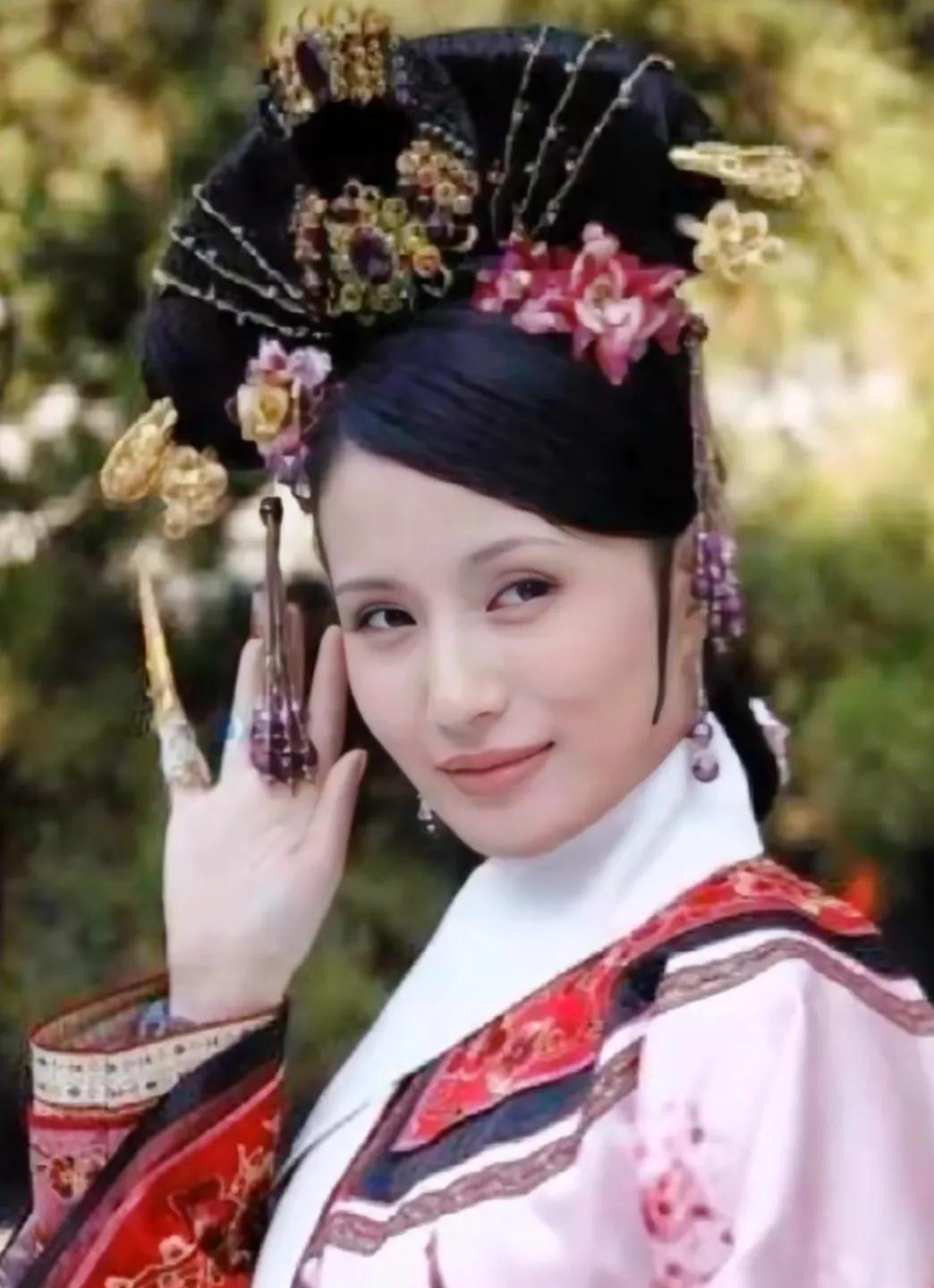  欣嫔的扮演者万美汐，原名万瑶瑶，1982年6月6日出生于北京市，演员，毕业于北