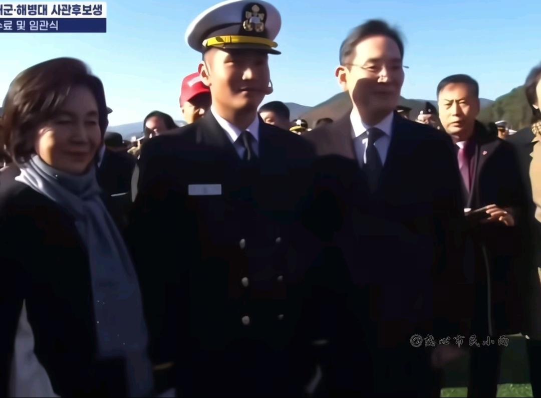 11月28日，李在镕儿子李智昊入伍海军后授职，在这隆重的时刻，奶奶洪罗喜和李在镕