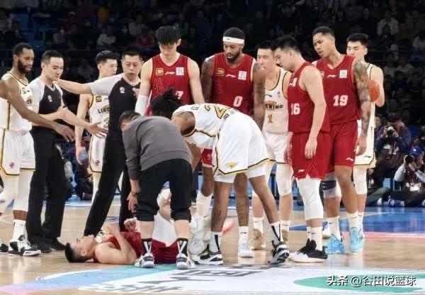 昨晚北京男篮主场击败辽宁男篮赢得新年开门红，但主力后卫陈盈骏在第三节远投时踩到王