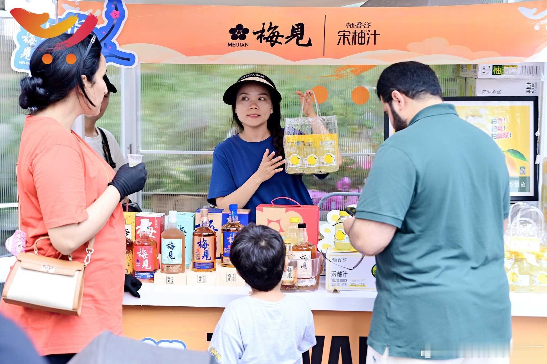 宝子们！在成都春熙路太古里广场的川台特色集市嗨翻啦！这里简直是川台好物的宝藏地，