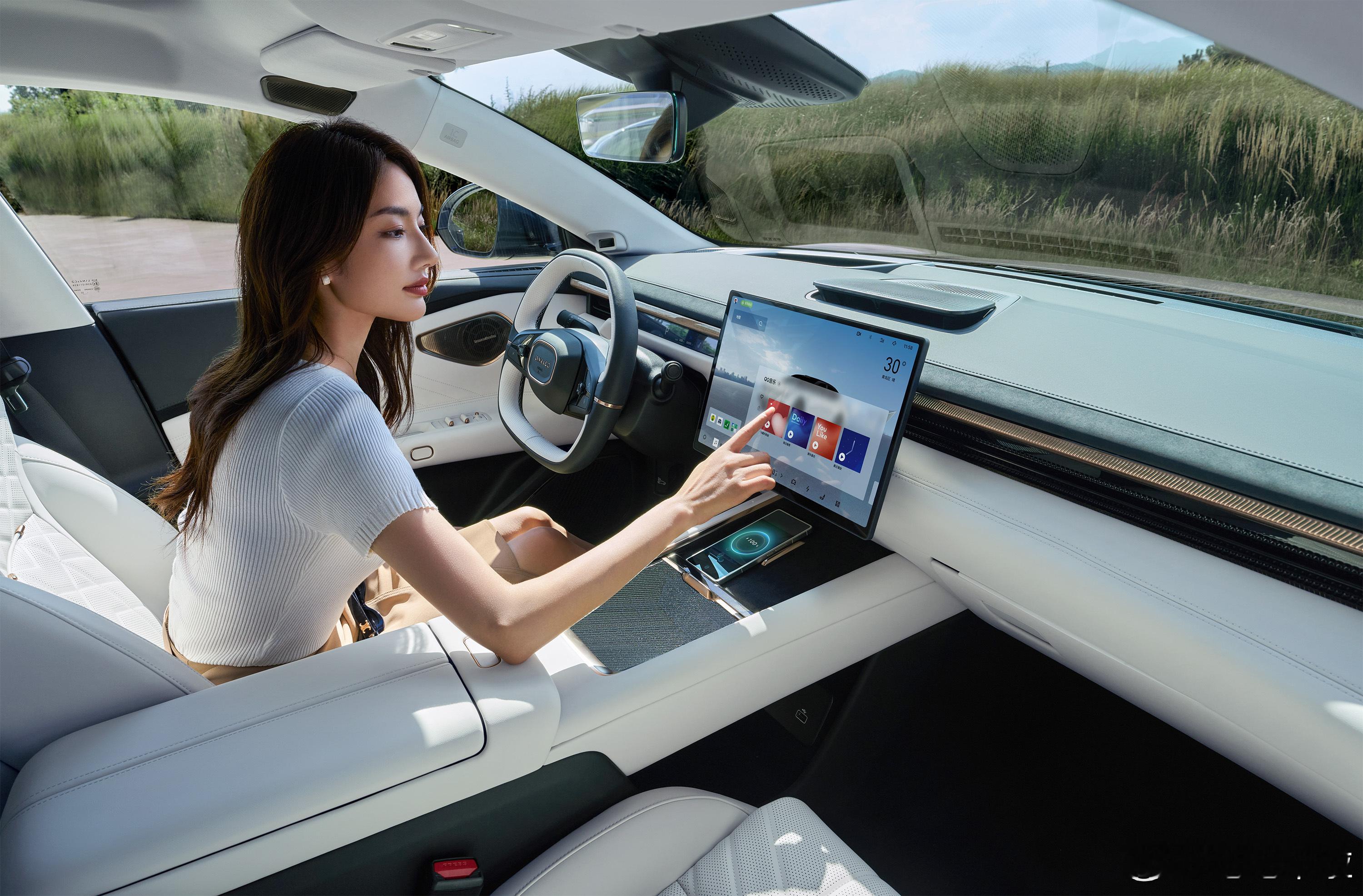 领克10 EM-P自9月8日上市以来，该车快速跻身细分市场销量前三，加权成交价近