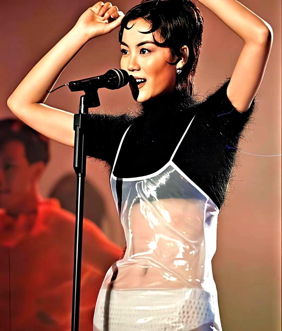 古巨基看着王菲的透明尿不湿裙子，好心提醒：太暴露了。王菲眼皮都没抬：我愿意，关你