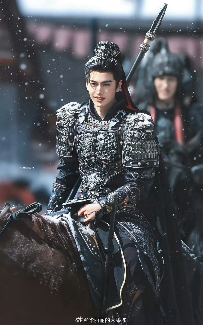 央视新闻夸了张凌赫雉鸡领造型 张凌赫完美驾驭雉鸡领古装，既有传统文化底蕴，又有现