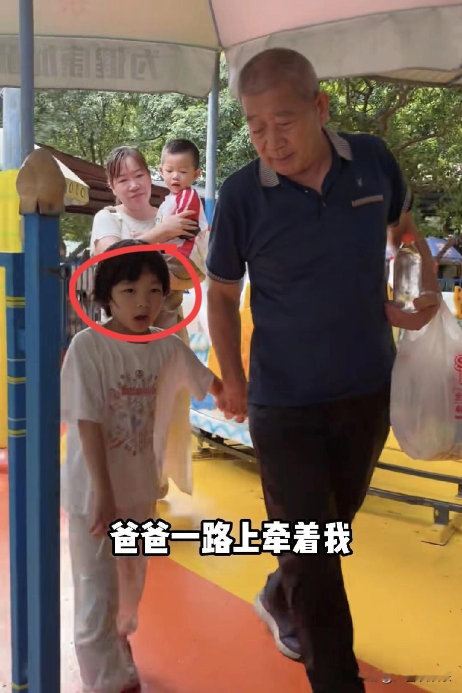 不比不知道，一比吓一跳。
看黄维平跟身后年轻人带的孩子一比，7岁天赐好可怜，爷俩