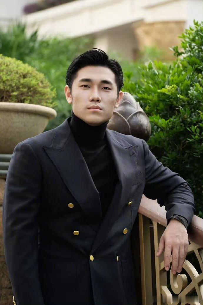 谁来给罗伯特和翟佳宁写同人文 我没看错吧，连罗伯特都要有和“霸总喜剧之王”的同人