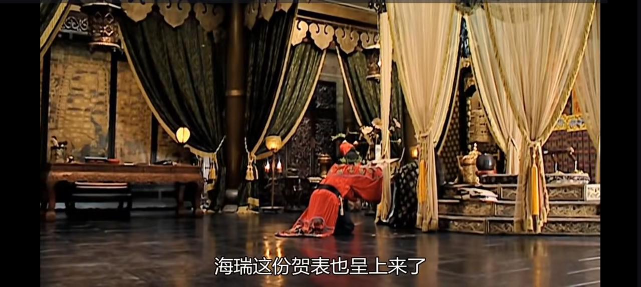 “家净”同志，你是没钱理发吗？——
电视剧里，嘉靖乔迁，百官上贺表。海瑞最后一个