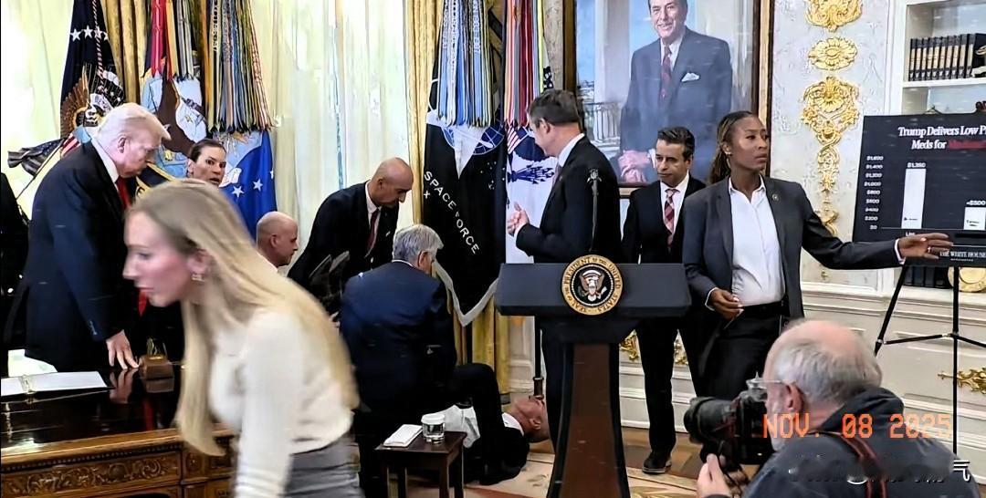 在白宫直接晕倒了！
具体是白宫一场医药政策会谈上，特朗普一开口就抛出重磅消息，要