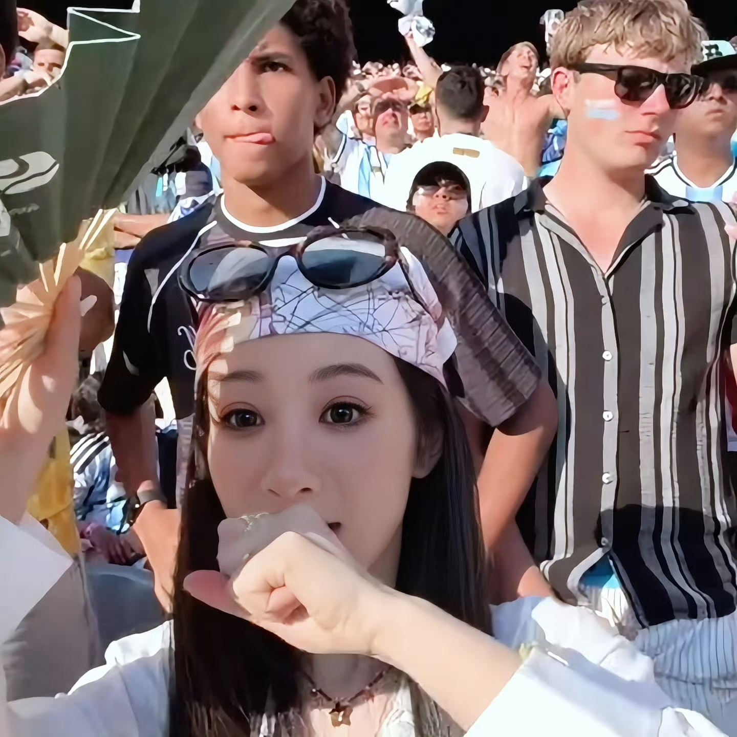杨紫 💜杨紫玉兰花开君再来 💜杨紫董竹君 对世界抱有爱意和热忱，便会照亮孤单