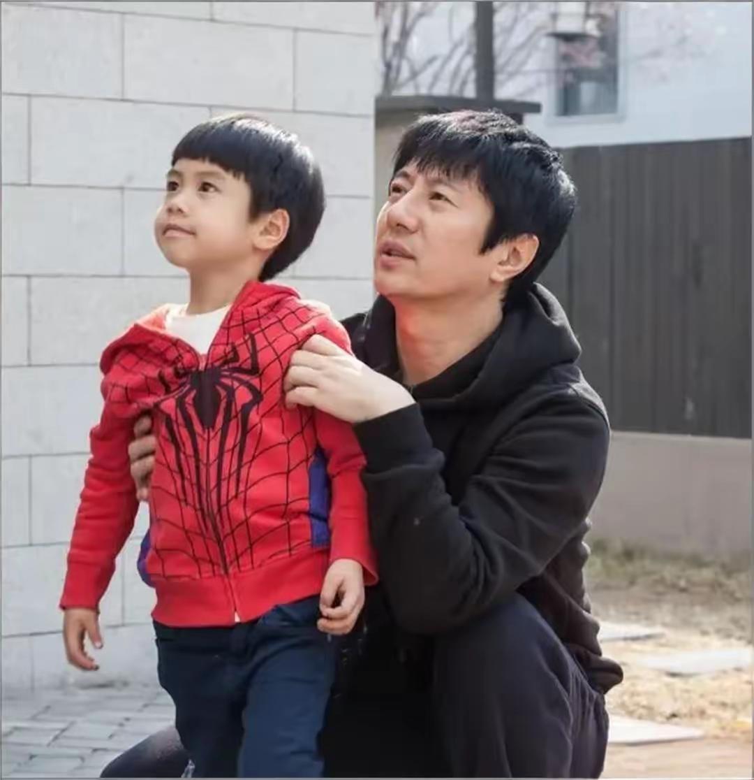 郑钧这回是真栽了

四十二岁得个儿子

本想着老来得子该是福气

谁知道养出来的