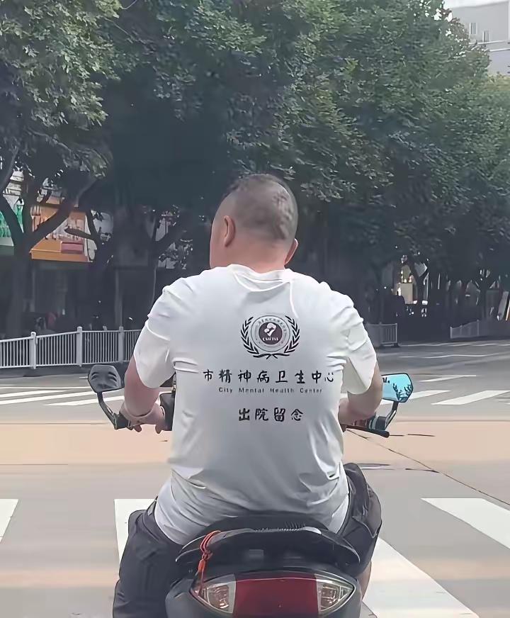 看谁敢惹他[狗头]