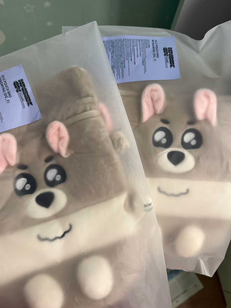这是两张复制粘贴一毛一样的脸 