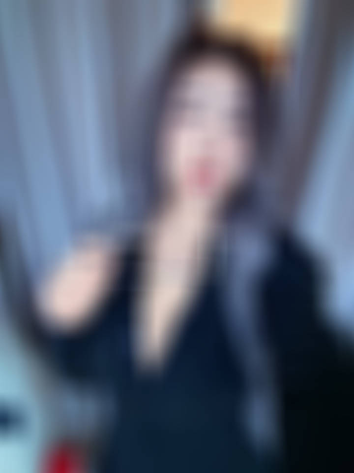 为什么都喜欢我戴眼镜？更像斯文败类？可是斯文败类可坏了，坏到骨子里了。 ​​​