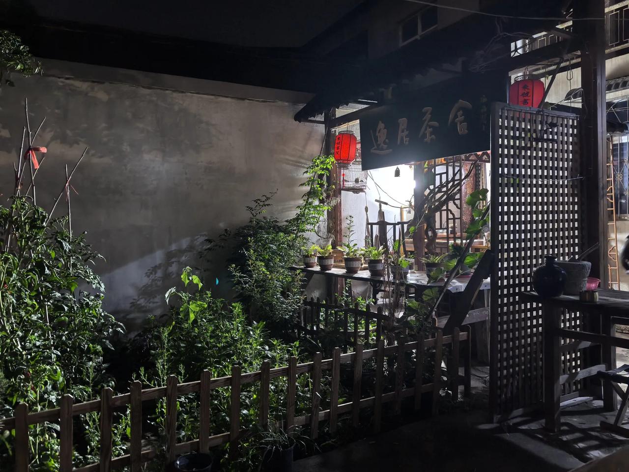天有日月星辰，
地蕴春夏秋冬！
