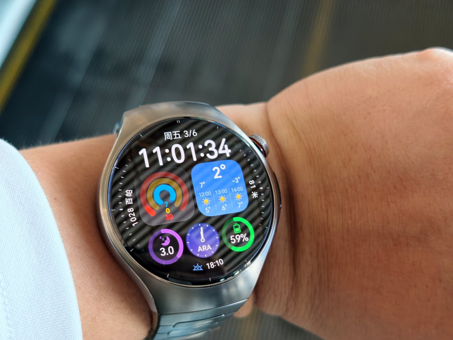 戴电子手表人的统一奇怪动作这个还真是经常撸袖子甩一甩因为不甩手表屏幕不亮呀。。。