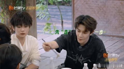 R1SE是兄弟就一起吃豆角 这一顿饭让人感受到了生活的真实与美好，座位上的每一位