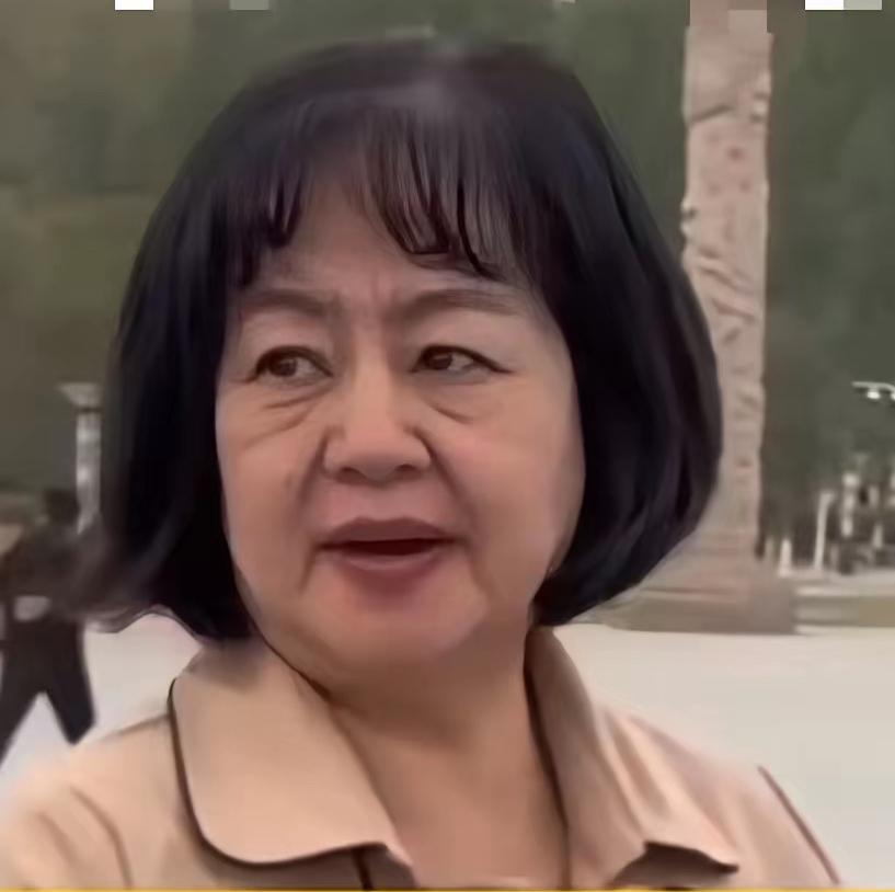 破防了！真不敢相信，眼前这位面容沧桑的大妈，竟是陪伴无数人长大的央视少儿主持人鞠