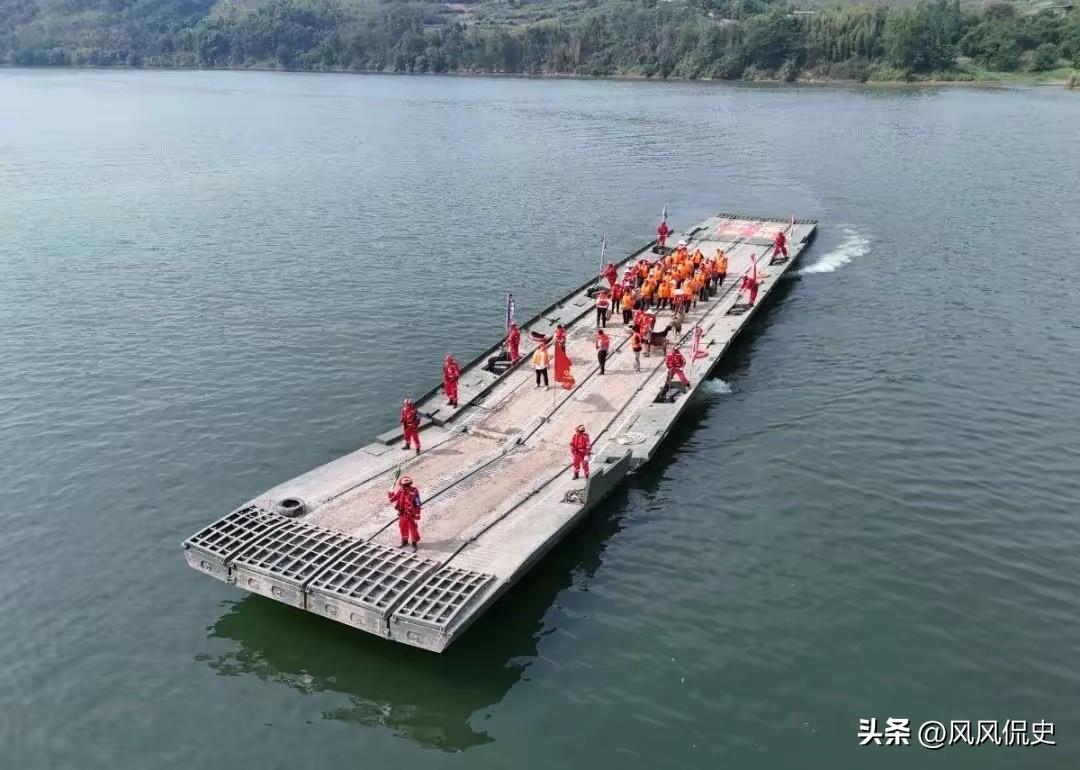 天灾碰上硬茬了！8000学生被困洪水3天，60吨巨无霸直接杀进校园。单趟拉走50