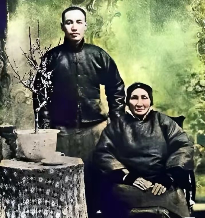 蒋介石和生母王采玉的合影。在外人面前向来是锋芒毕露的他，只有在母亲身旁会收敛锋芒