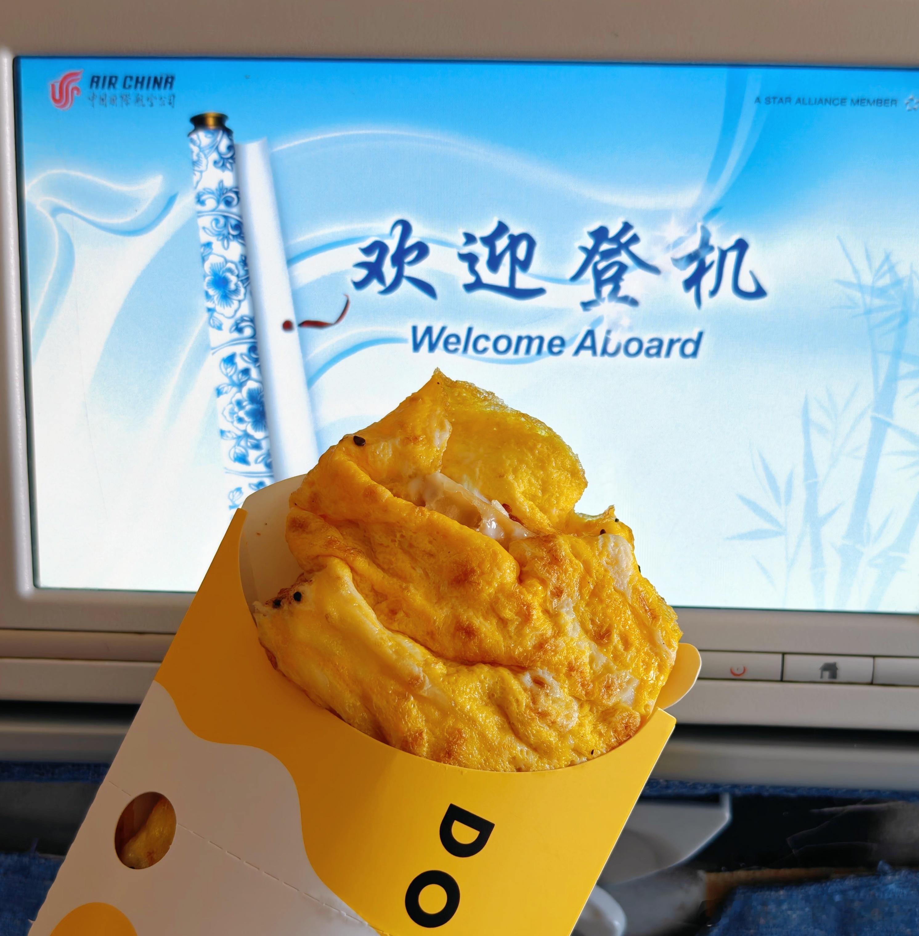 早上吃个半预制的鸡蛋煎饼，面糊应该是提前预制的，不过明亮厨房、现场煎饼，味道还不