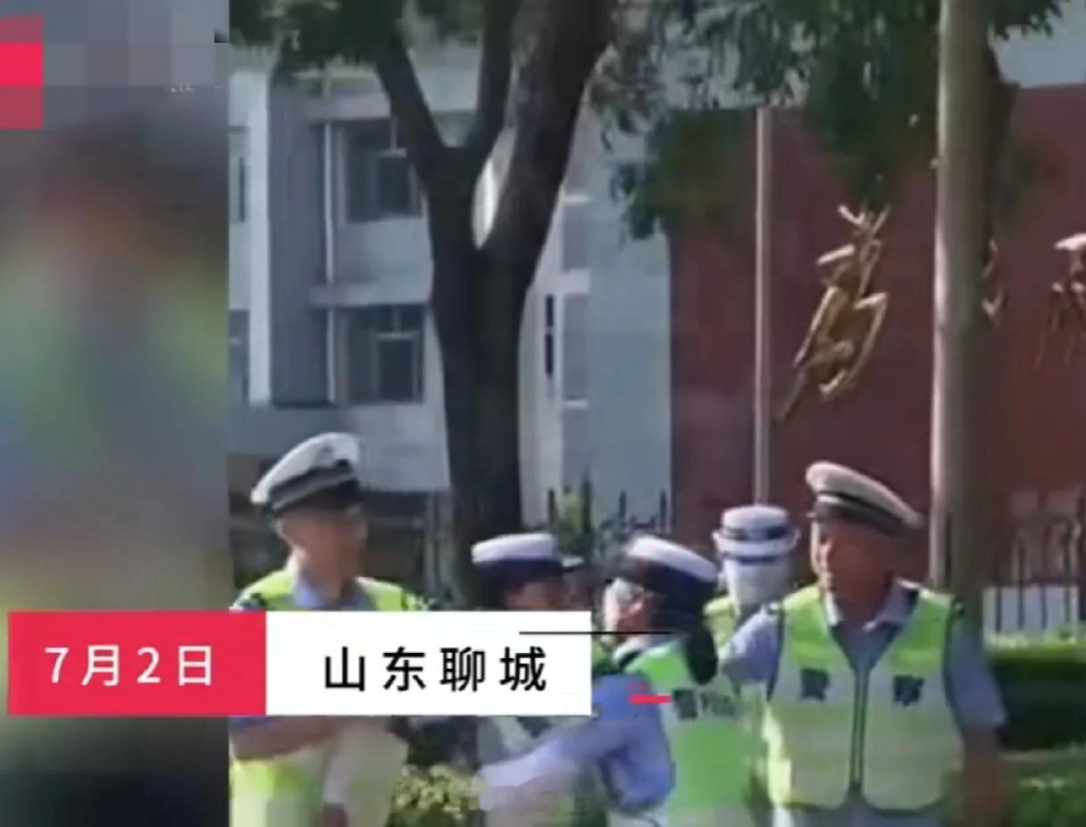 #扬言弄死市民的辅警已调岗# 通报来了，女辅警史某某劝导未戴头盔的贺某某，贺某某
