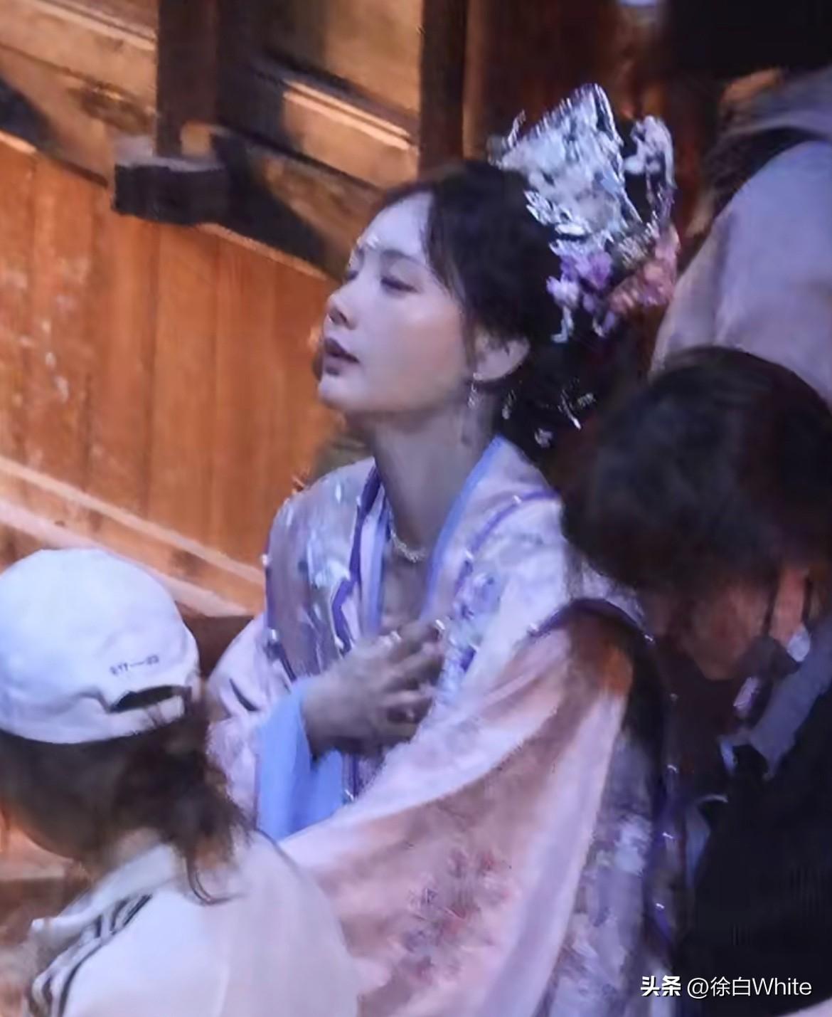 4月2日，网友医院偶遇李一桐挂急诊！
网友分享李一桐被助理搀扶进医院，身边有3个