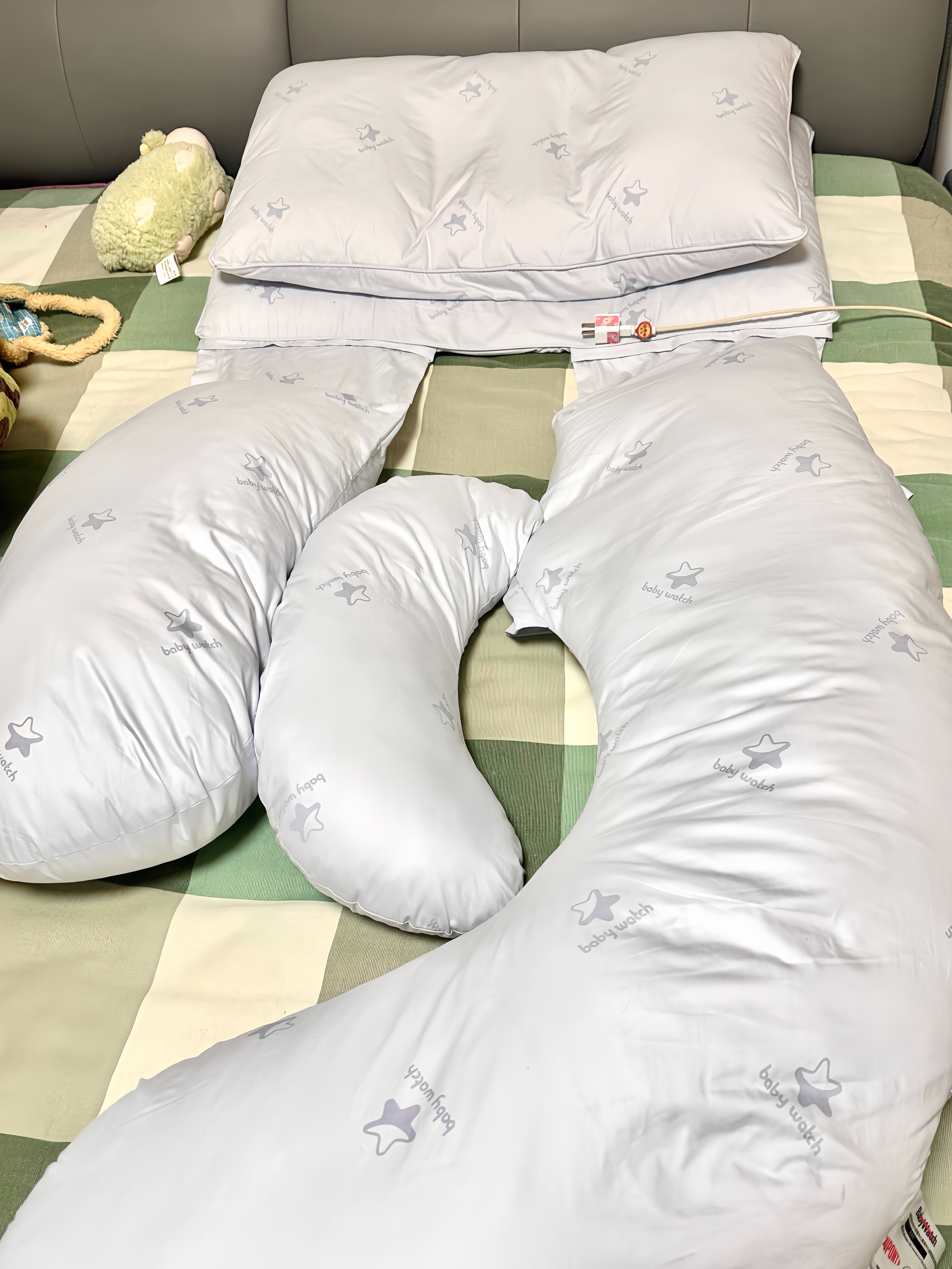正在给自己搭窝...可以舒服睡觉了，抱着翻身自由，不会掉下来咯