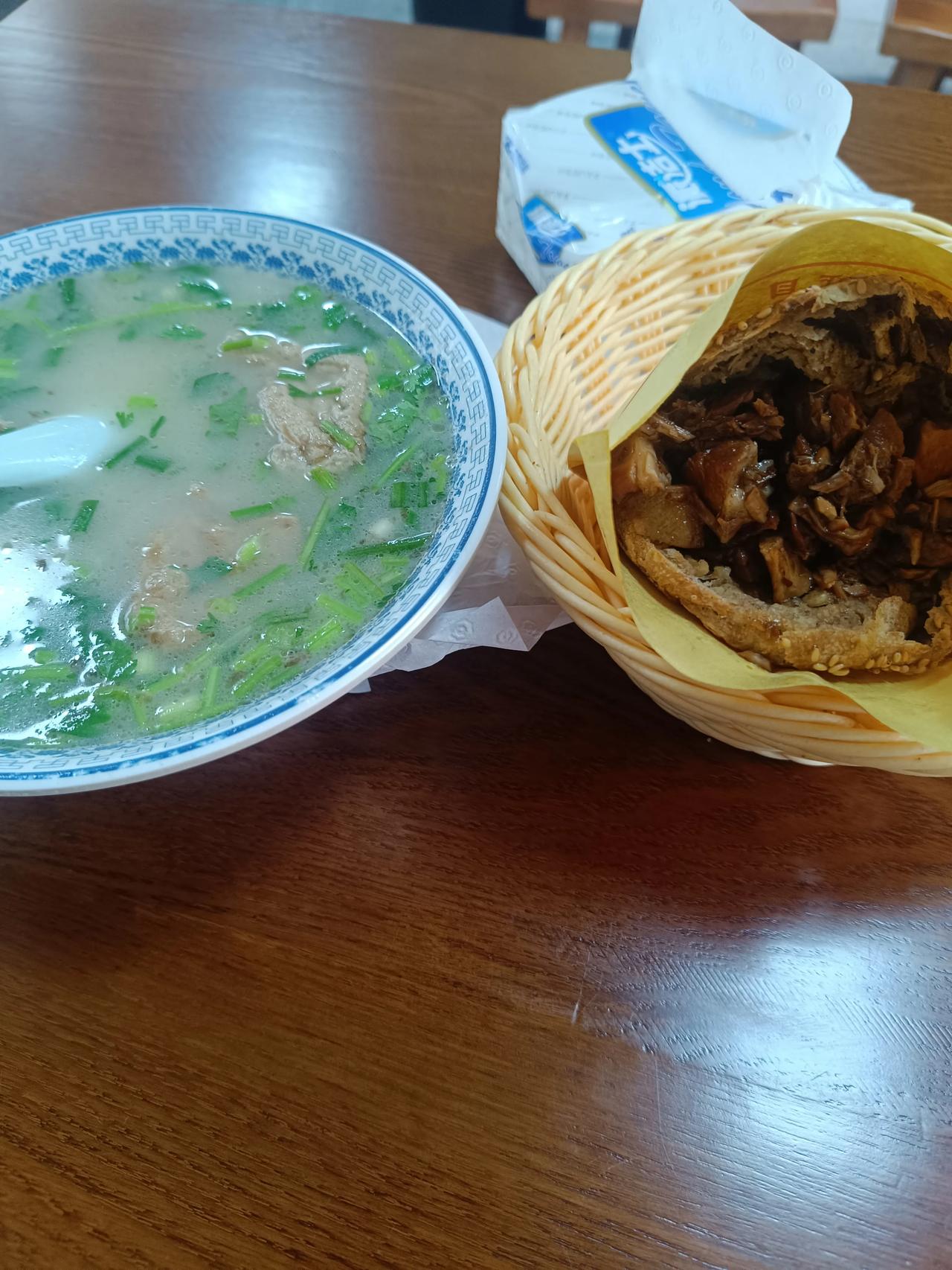 北漂打工人早饭花了16元，真的是太心疼了啊，早饭花了这么多，真不知道接下来该怎么