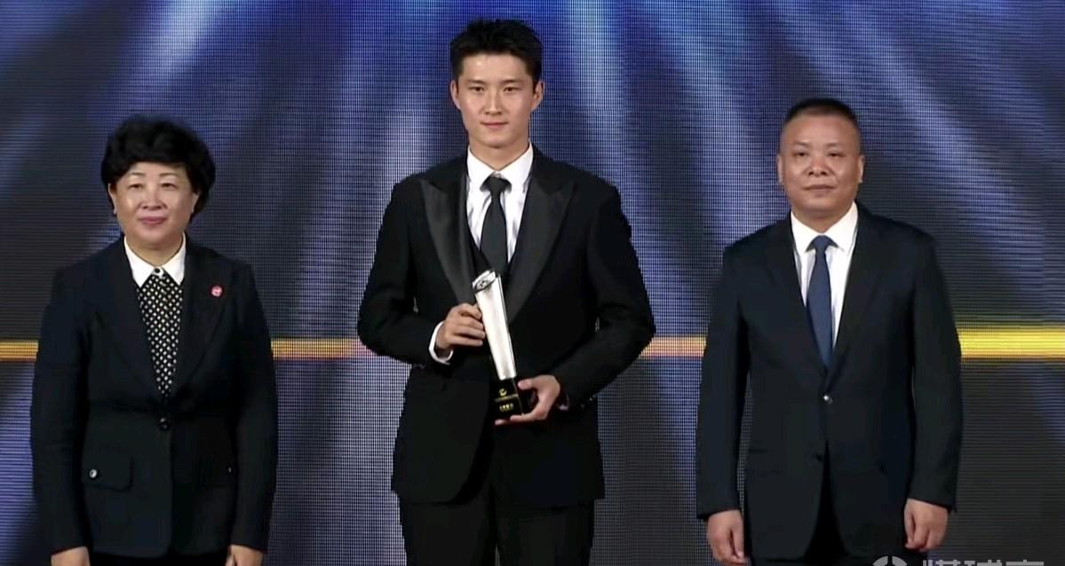 记者王晓瑞：玉昆联系的上海希望之星不是蒯纪闻，而是一位国产中锋。
该记者解释，可