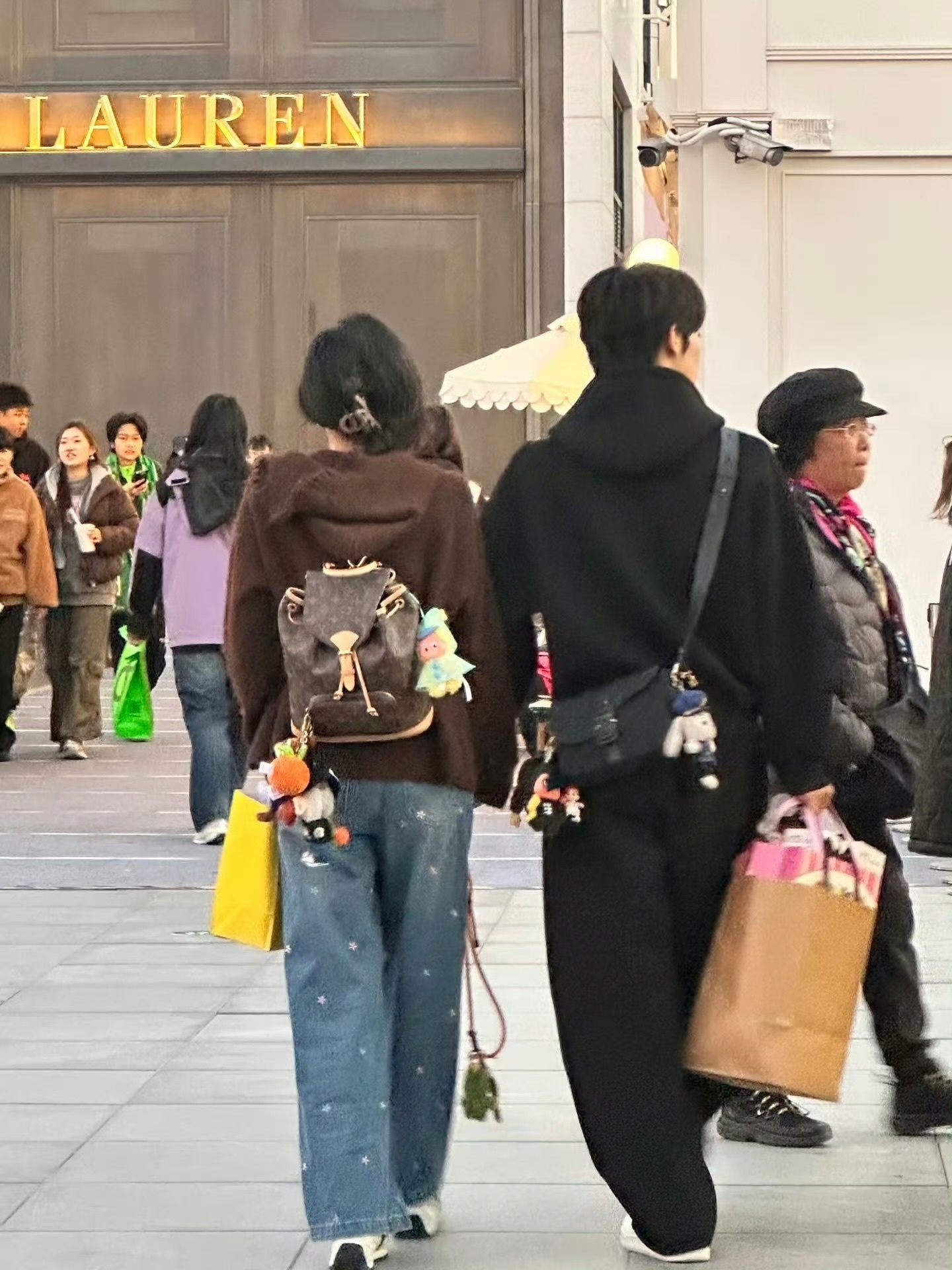偶遇曾辉韩雨彤牵手逛街韩雨彤曾辉真是稳稳的很幸福🥰（我经常怀疑她们是不是已经悄