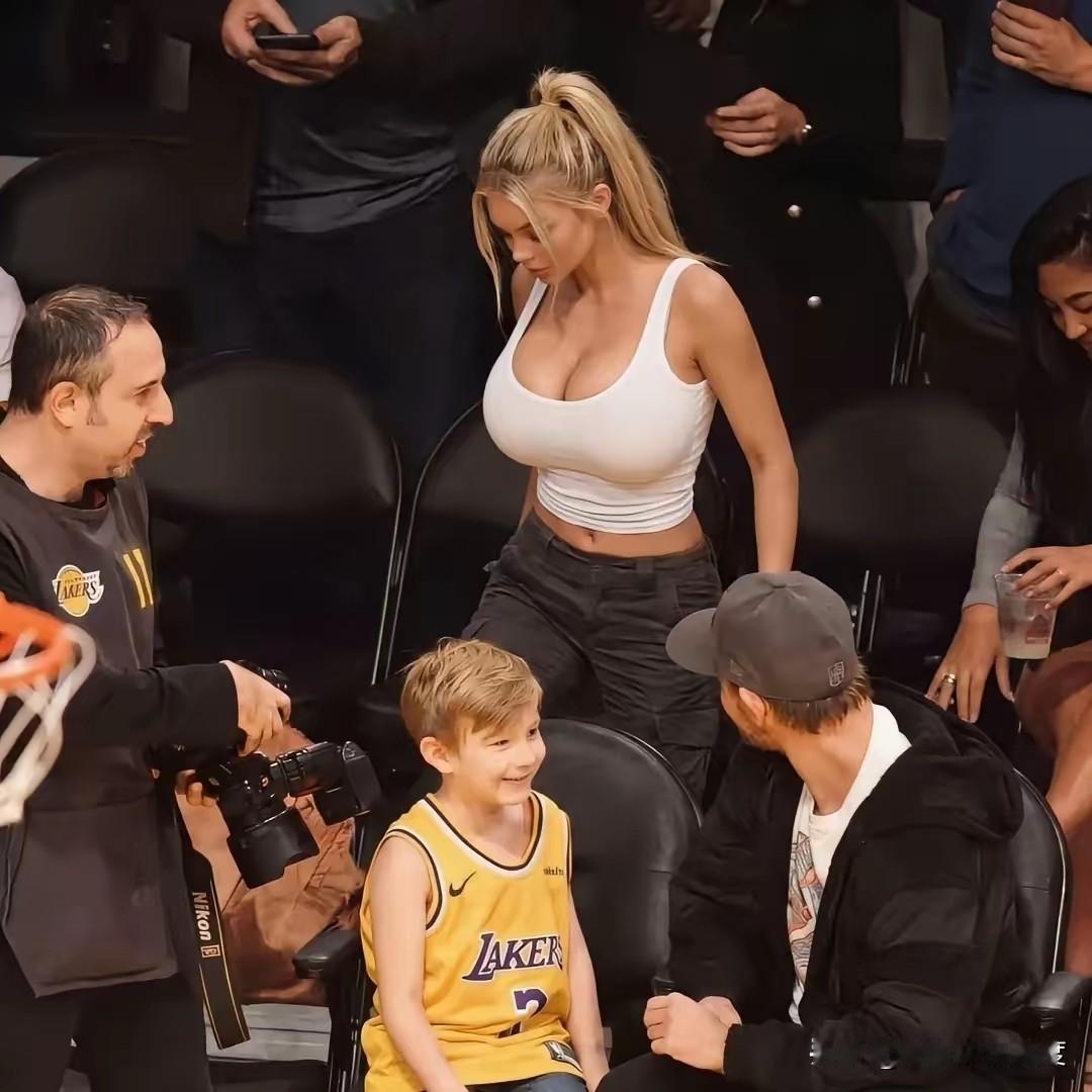 观众席上的这位金发小姐姐，大家都认识吗？

一身白色吊带，笑容阳光，一亮相就成了