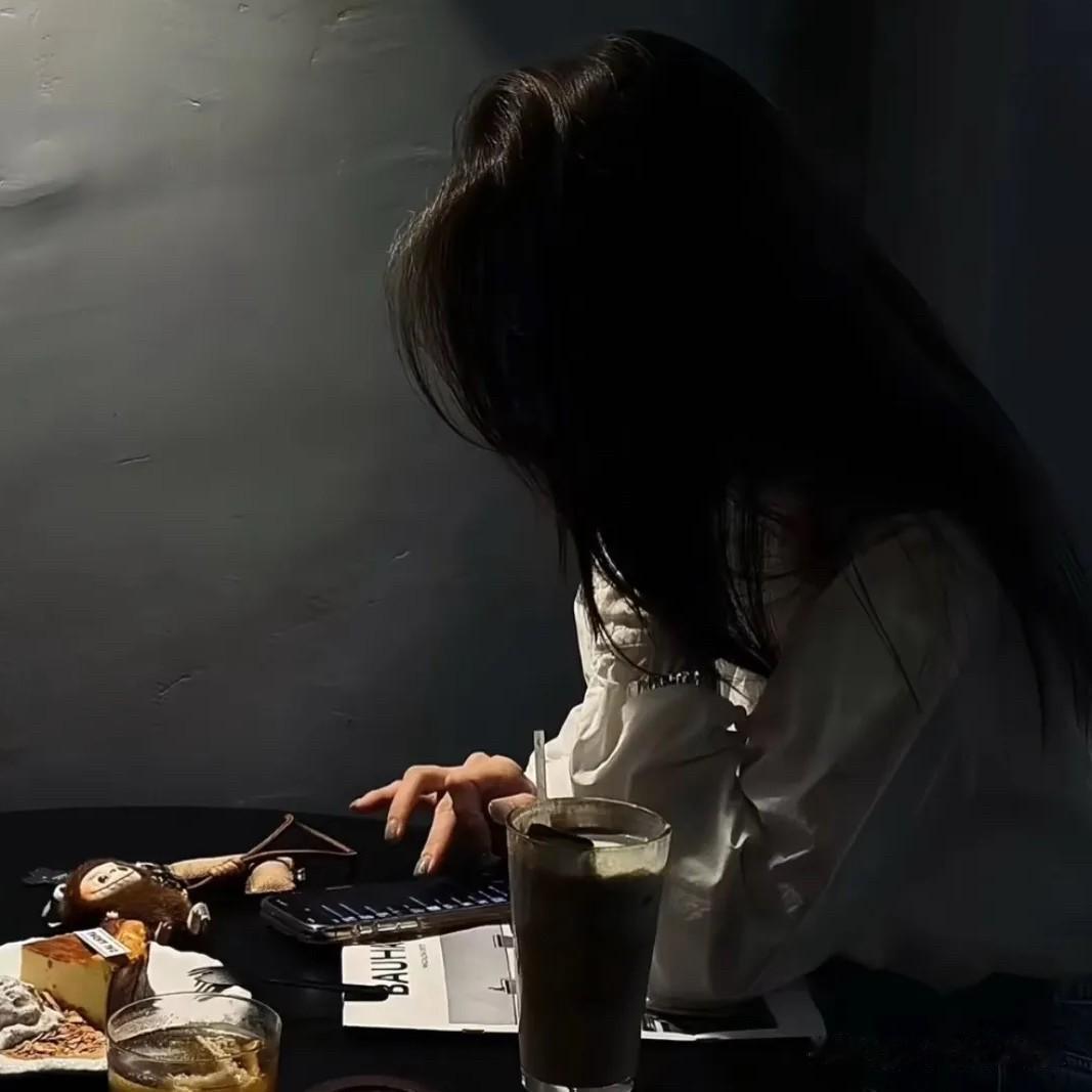 女人酒后哭着说：

我知道这个男人已经在外面有人了，他以为我不知道，把我当傻子看