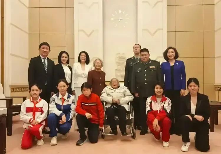 毛主席的后人共聚一堂

隆重纪念毛泽东主席诞辰130周年，毛主席的后人共聚一堂。