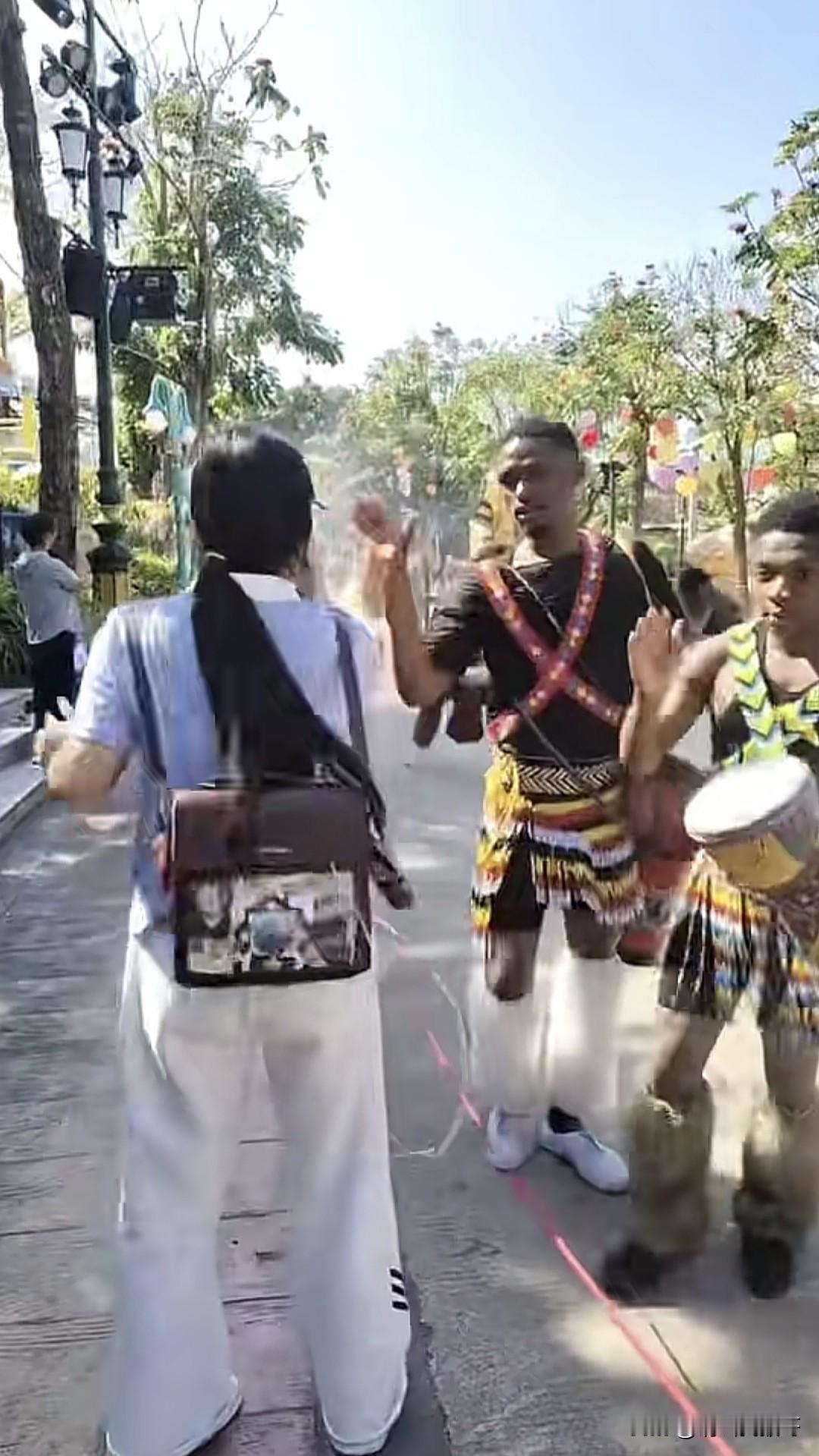 黑人到底有什么好的，出去旅个游合影，随随便便就可以被别人勾肩搭背，不知道在国内如