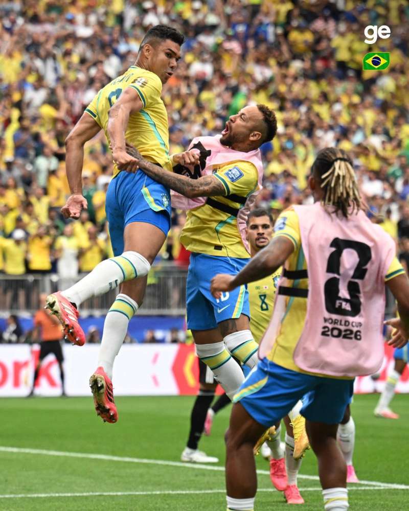 neymar 卡塞米罗进球后和内马尔撞胸庆祝巴西vs日本内马尔巴西绝杀