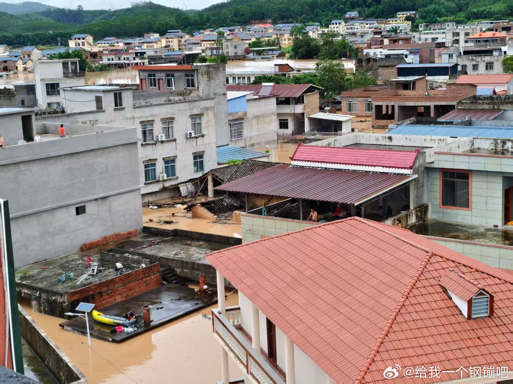 广西抗洪刚看到网友求助广西南宁市宾阳县甘棠镇 整个镇村子都被淹的好严重呀。今年天