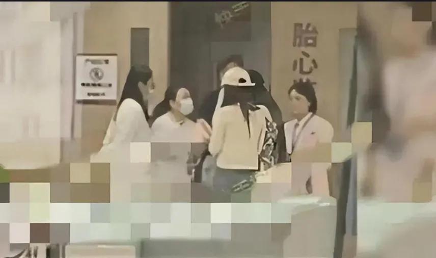 Recently，又有大瓜香来啦！据网友爆料，叶珂在与黄晓明分手前发生了一系列巨