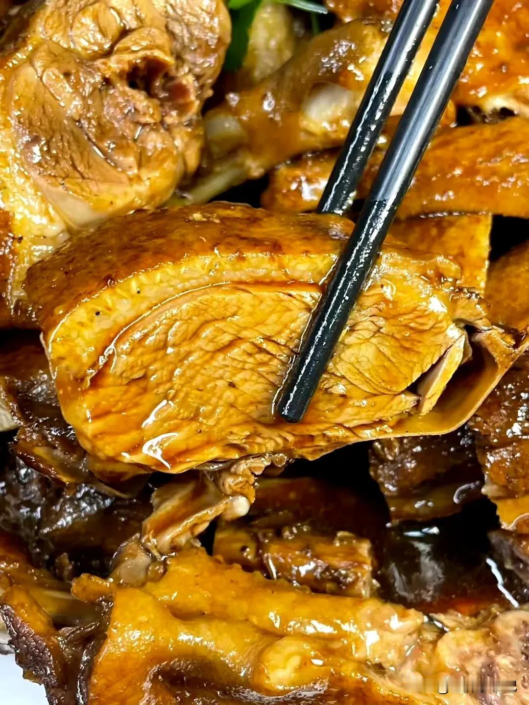 今天来教大家做一道经典粤菜！ 五味鹅！酸甜入味！老广味道！
鹅肉五味俱全，酸甜可