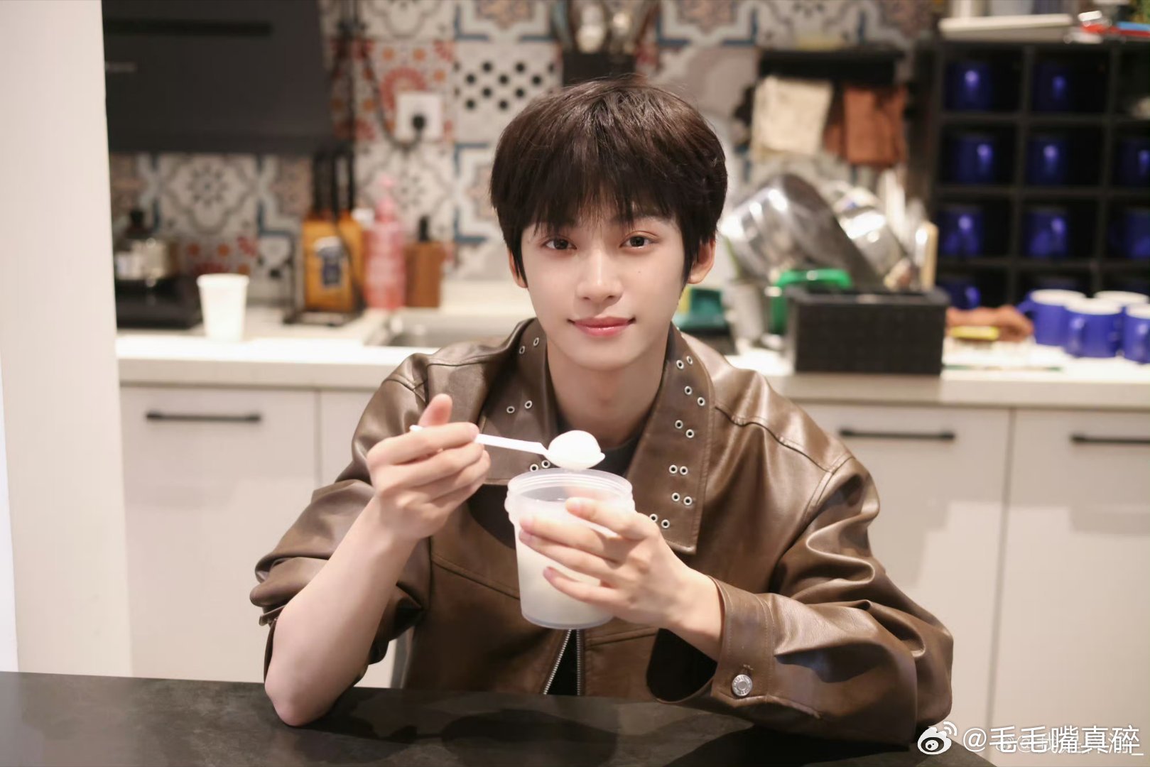 日子也是好起来了，吃上梓渝给我喂的汤圆了（毛毛张大嘴版） 