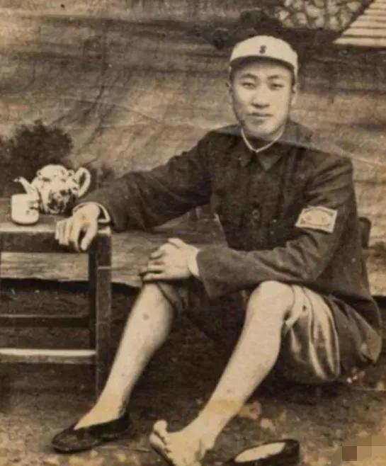 1998年，72岁的抗战老兵马丹林浑身插满管子，躺在病床上，而他身价100亿的儿