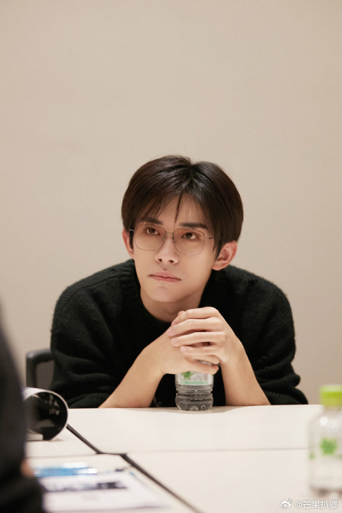 #易烊千玺工作随拍#易烊千玺工作随拍，认真工作的易烊千玺好帅呀，在角色背后，是真