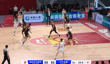 辽宁新星“压哨三分”，助球队89-88反超深圳结束第三节
北京时间1月24日，辽