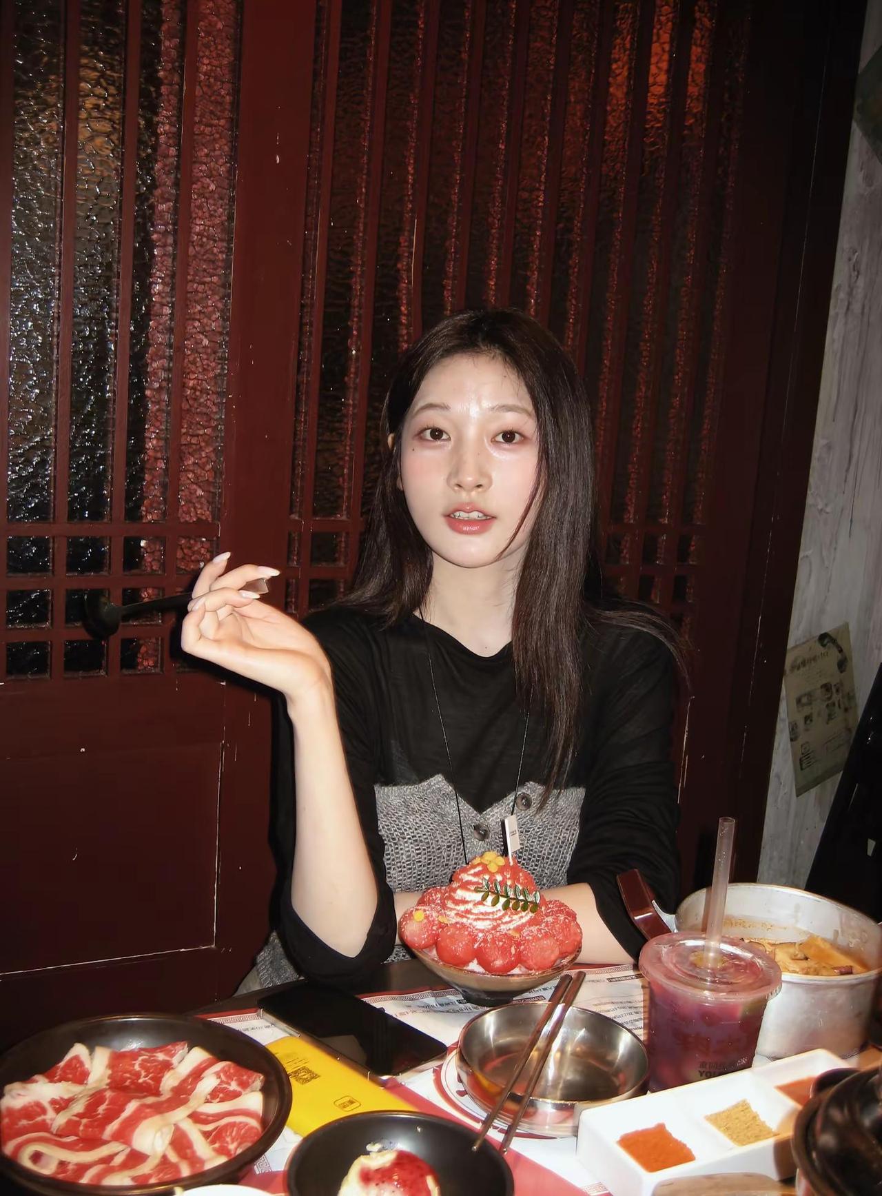 原来我们叽叽喳喳话痨，撒娇臭美的烦人精叫花孔雀啊