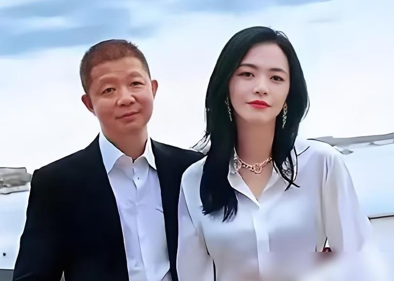 姚晨炸热搜了！和曹郁早在多年前就离婚，瞒到今天才说！
2011年跟凌潇肃撕得鸡