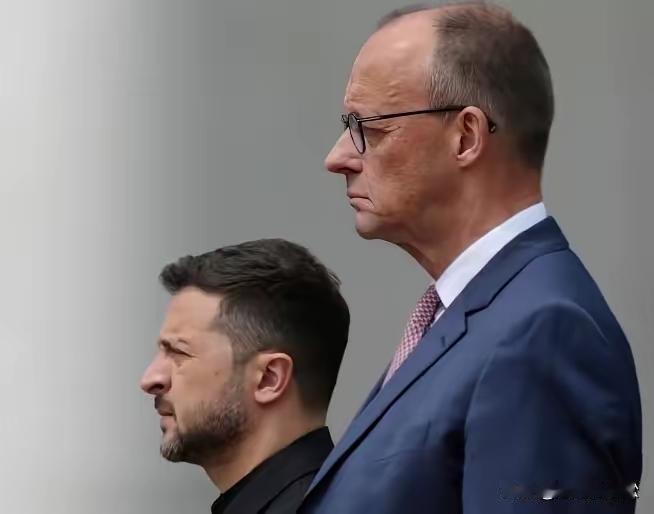 本月也许是四年俄乌战争的关键时刻，是战是和！

不论怎样，乌克兰司机背后这哥们，