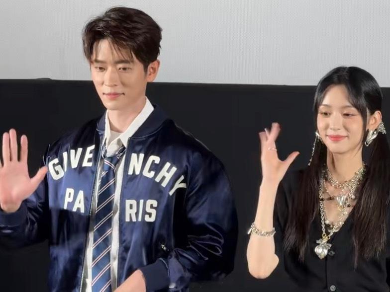 周也丞磊剧宣跳了美美桑内 周也、丞磊为电视剧《锦月如歌》剧宣合体，俩人在舞台上跳