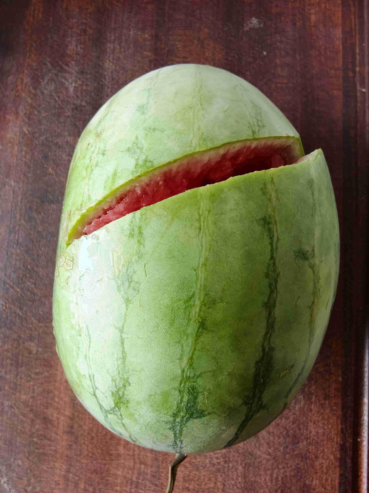 买一个西瓜🍉回家，最怕啥，就怕把西瓜磕碰了，所以一路上拿的小心翼翼的🍉

结