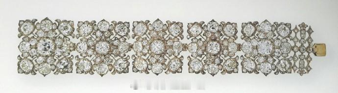 英国维多利亚女王的钻石手镯，由5个一样的叶型方扣组成，约在1838年由乔四嘉德、