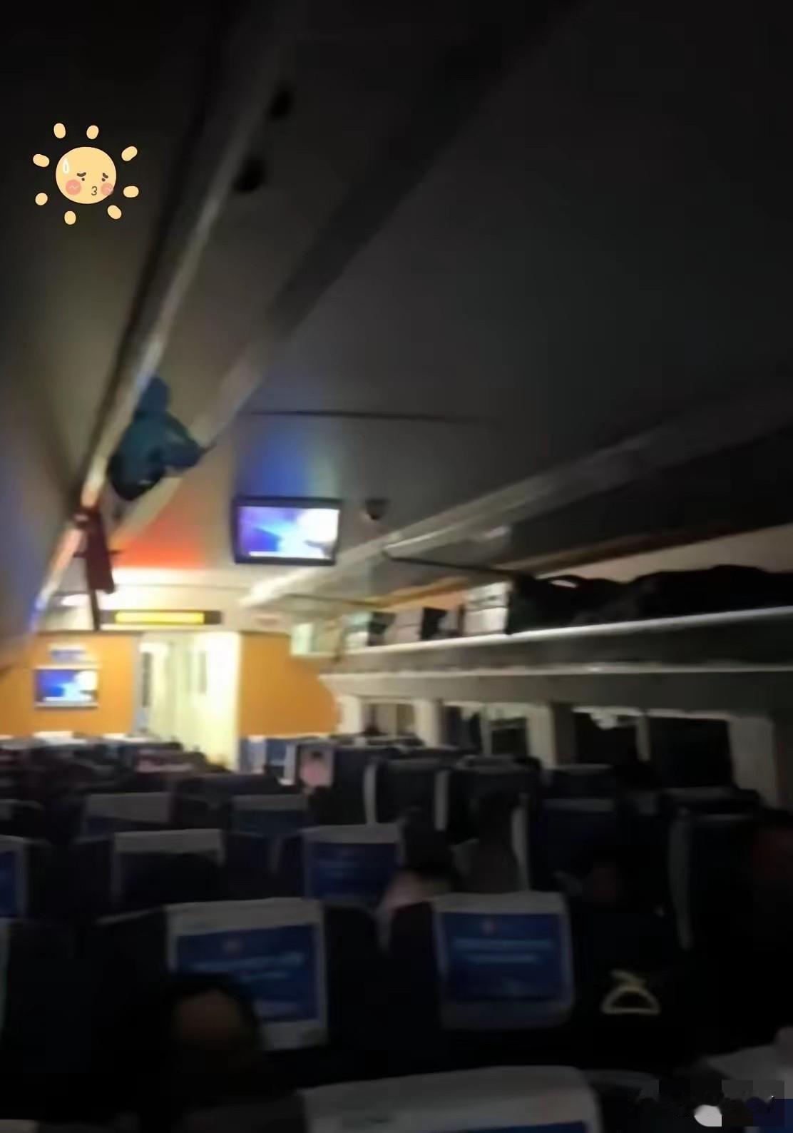 突发事件！
5月30日，发往深圳的D1804次列车，行驶至贺州隧道内时突发意外，